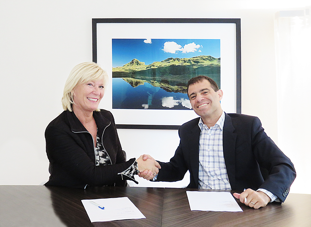 Vertikal and Alivia shake hands